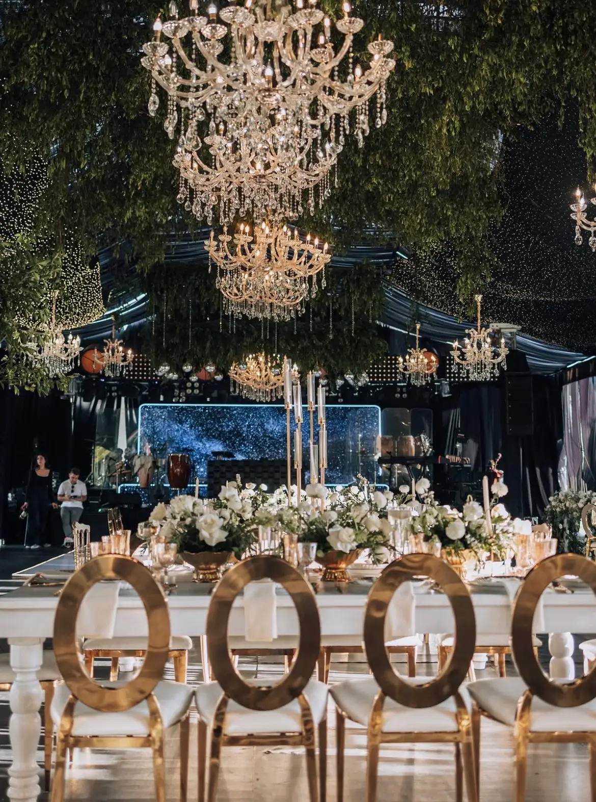 Mesa imperial con sillas doradas y candelabros de cristal